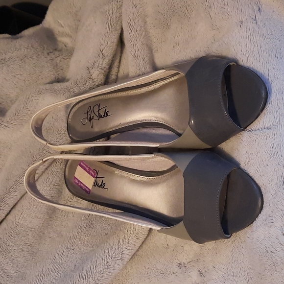 Life Stride heels, size 8 1/2, Grey and white - Picture 1 of 4